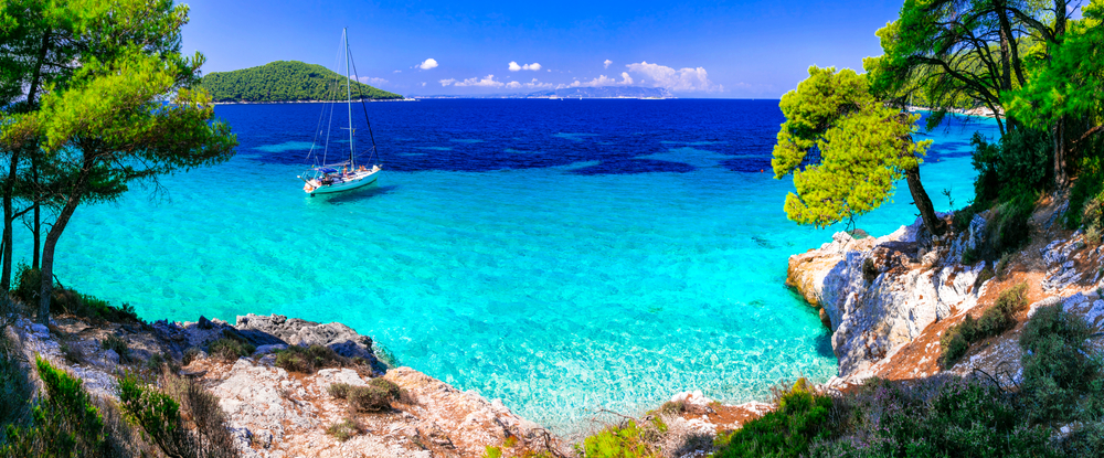 Bista voda na plaži u Grčkoj